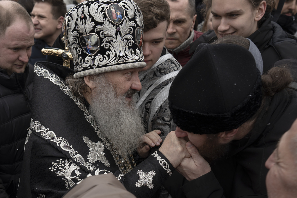Un sacerdote de la Iglesia Ortodoxa Ucraniana bendice a los fieles en el monasterio Kyiv Pechersk Lavra en Kiev, Ucrania. (AP)