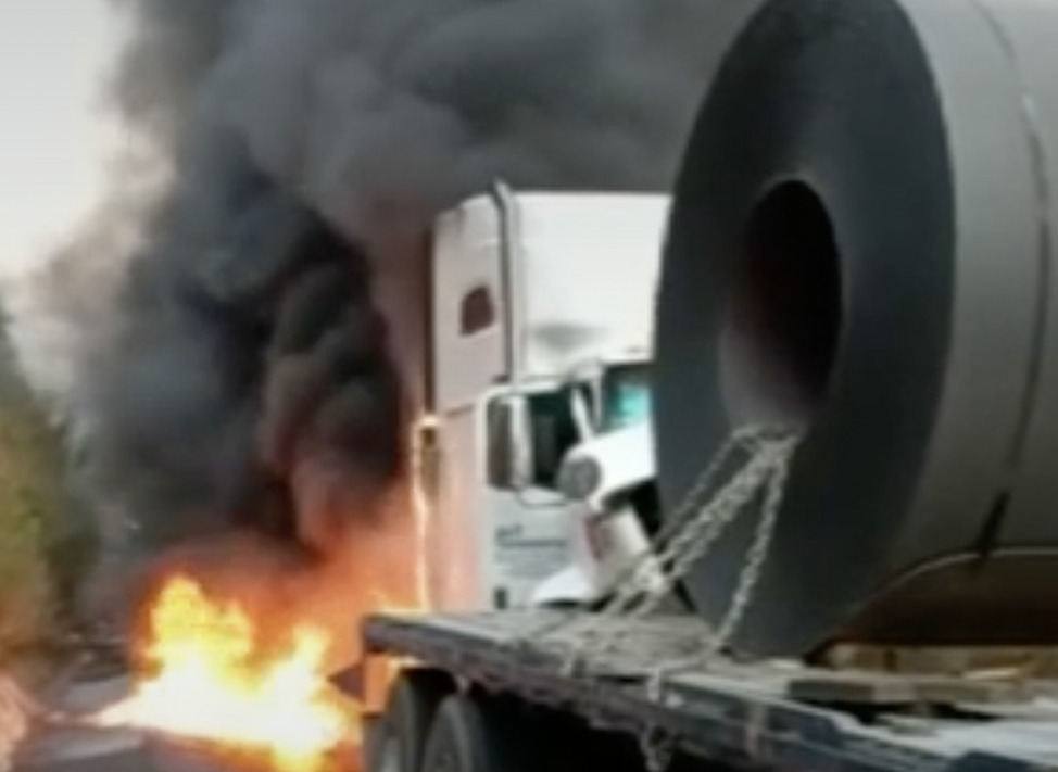 Tráiler choca y se incendia en la autopista Siglo XXI