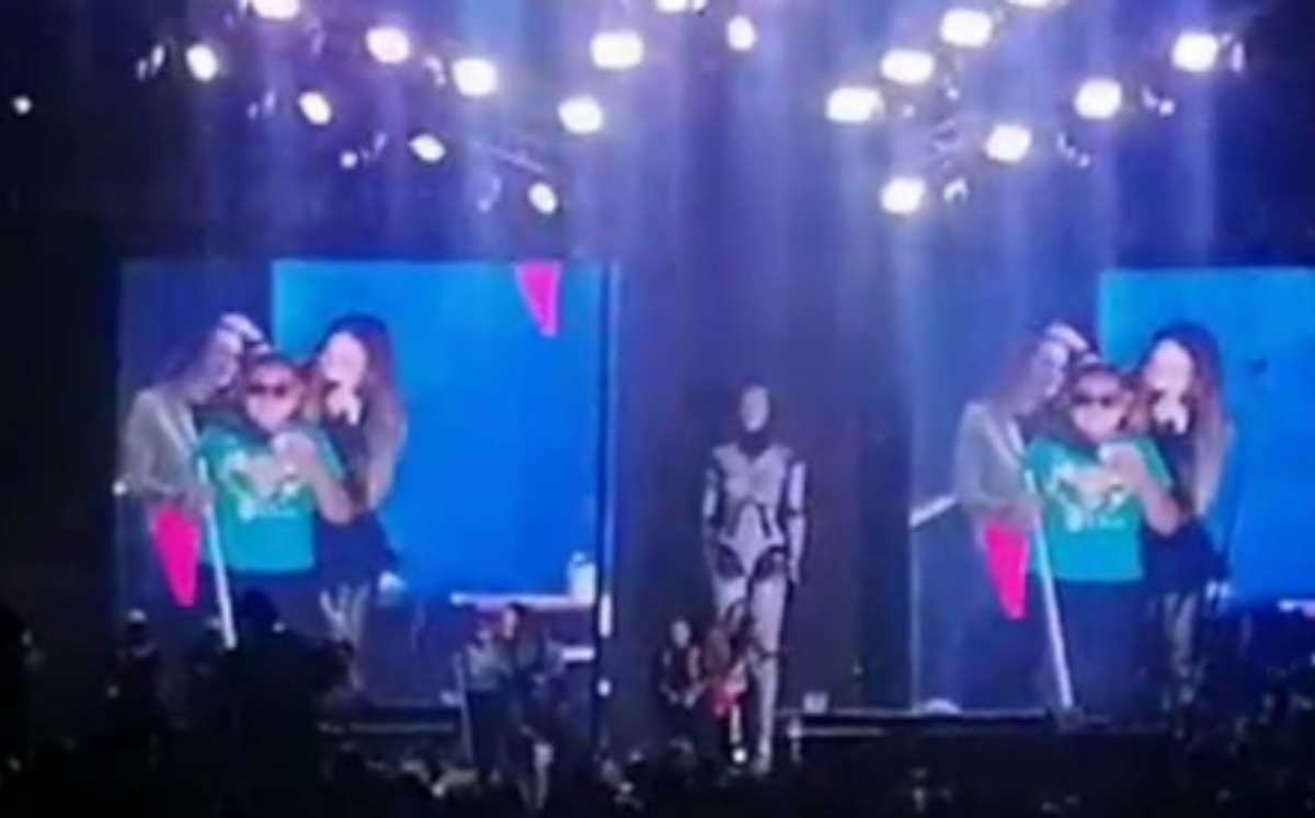 Belinda cumple sueño a niña al subirla al escenario durante concierto en Feria de Tampico