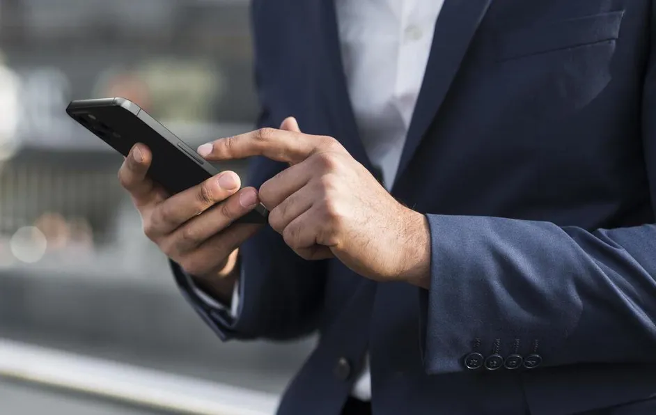 Celulares cambian por error al horario de verano y causan confusión