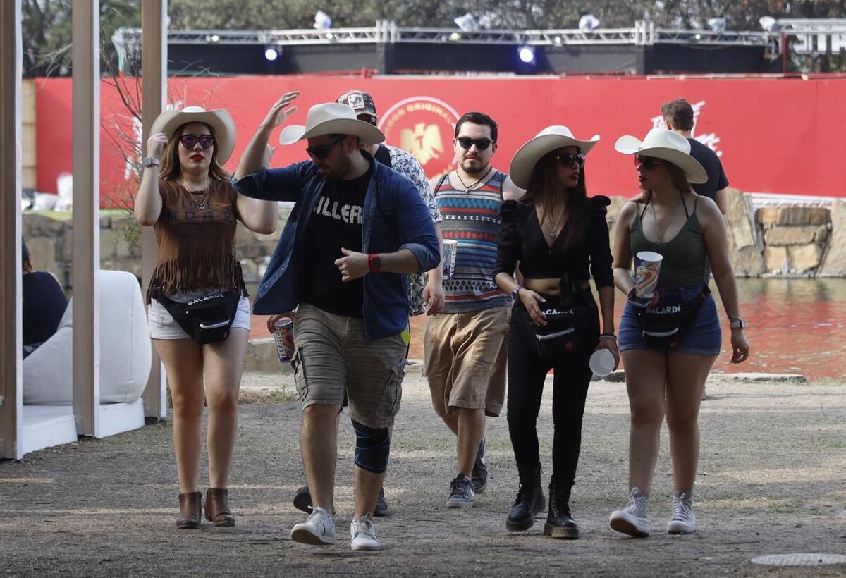 Cientos de asistentes disfrutan de la últimas horas del festival  en su primer edición de tres días. Foto: Jorge López