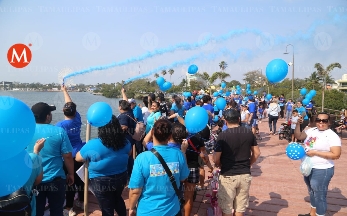 Marchan en el marco del Día Mundial de Conciencia del Autismo en Tampico. (Yazmín Sánchez)