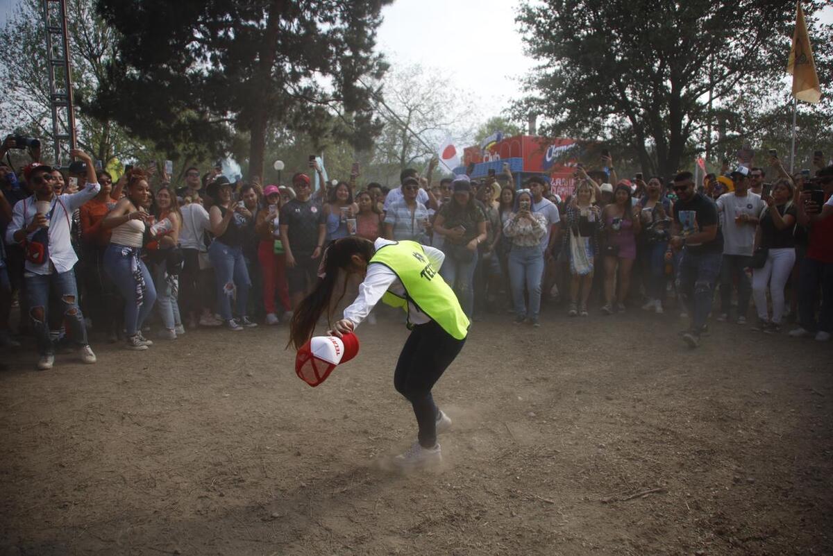 La vendedora 'abrió' la pista para que los demás participantes se incluyeran. Foto: Jorge López