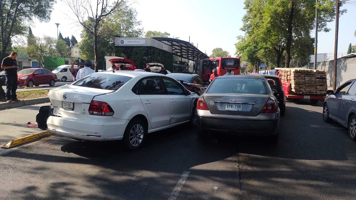 El accidente se registró sobre el Eje 3 oriente, casi al cruce con la calle Apaches (Especial)