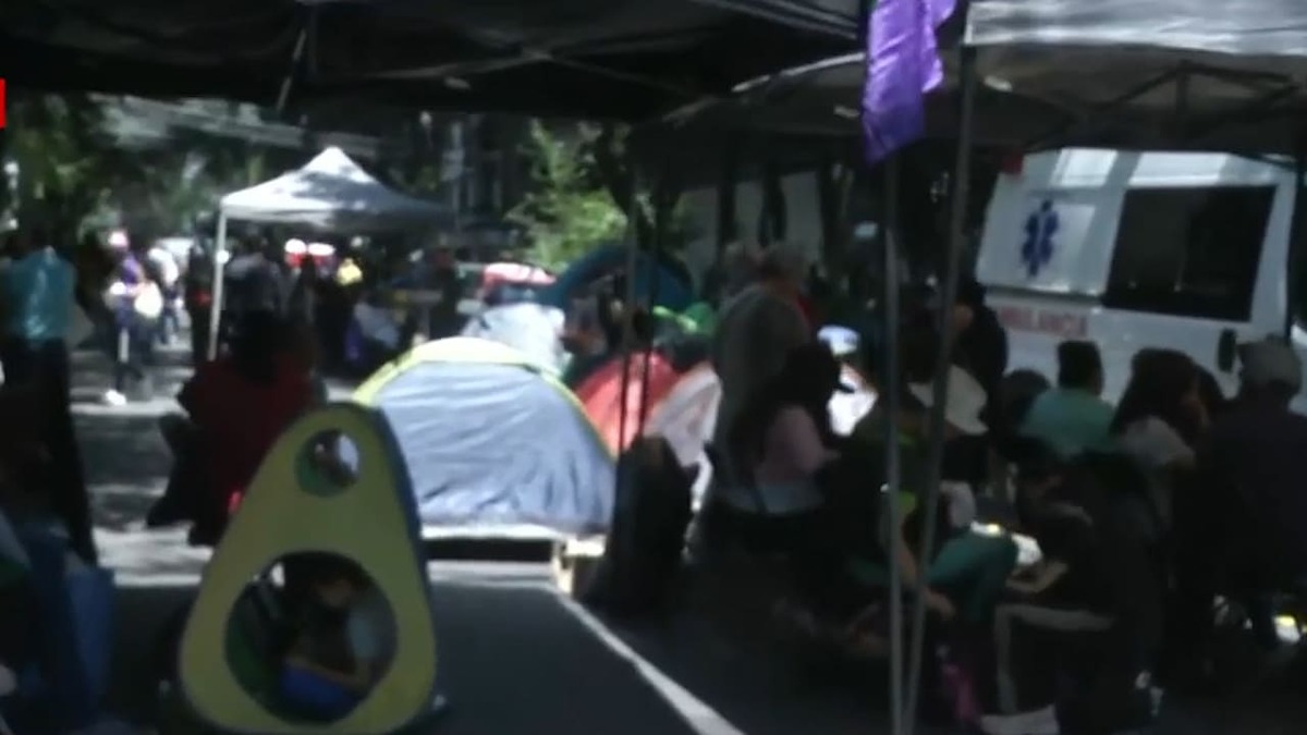 Manifestantes instalan un plantón frente a oficinas de Sacmex en CdMx