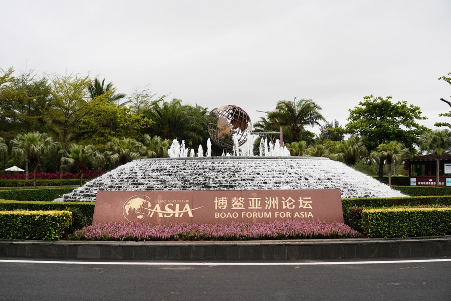 Plazuela frente al Centro Internacional de Conferencias anuncia el Foro de Boao para Asia, en Boao, provincia de Hainan, China. (Xinhua/Fan Yuqing)