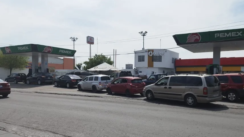 Presunto desabasto de gasolina en Nuevo Laredo provoca largas filas en estaciones