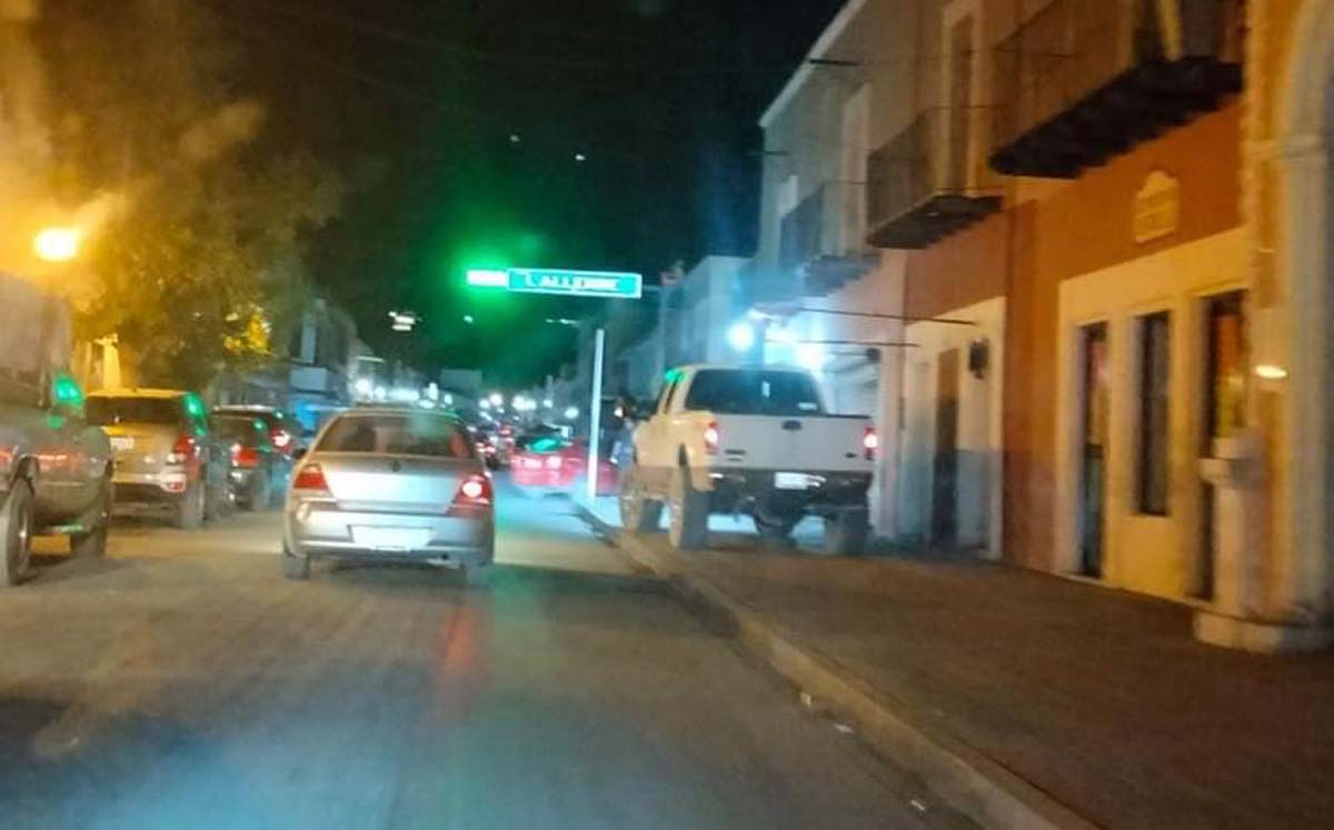 Captan a conductor estacionado en la banqueta. | Especial