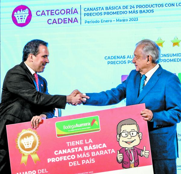 Raúl Quintana, director de la marca propiedad de Walmart, recibe la distinción de manos de AMLO. CUARTOSCURO