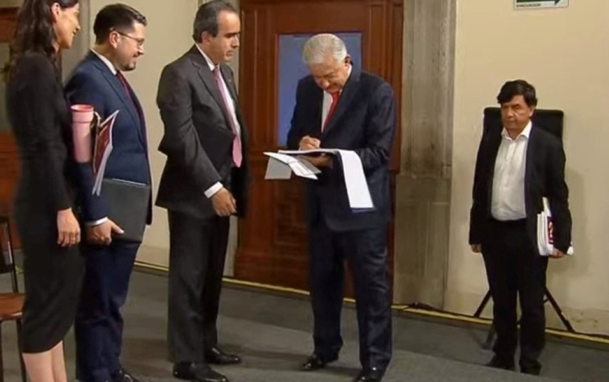 AMLO autografió su tesis al final de La Mañanera. | Especial