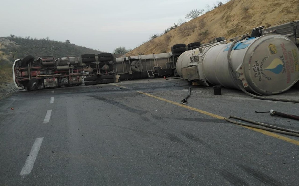 Derrame de combustible por volcadura en carretera Rumbo Nuevo