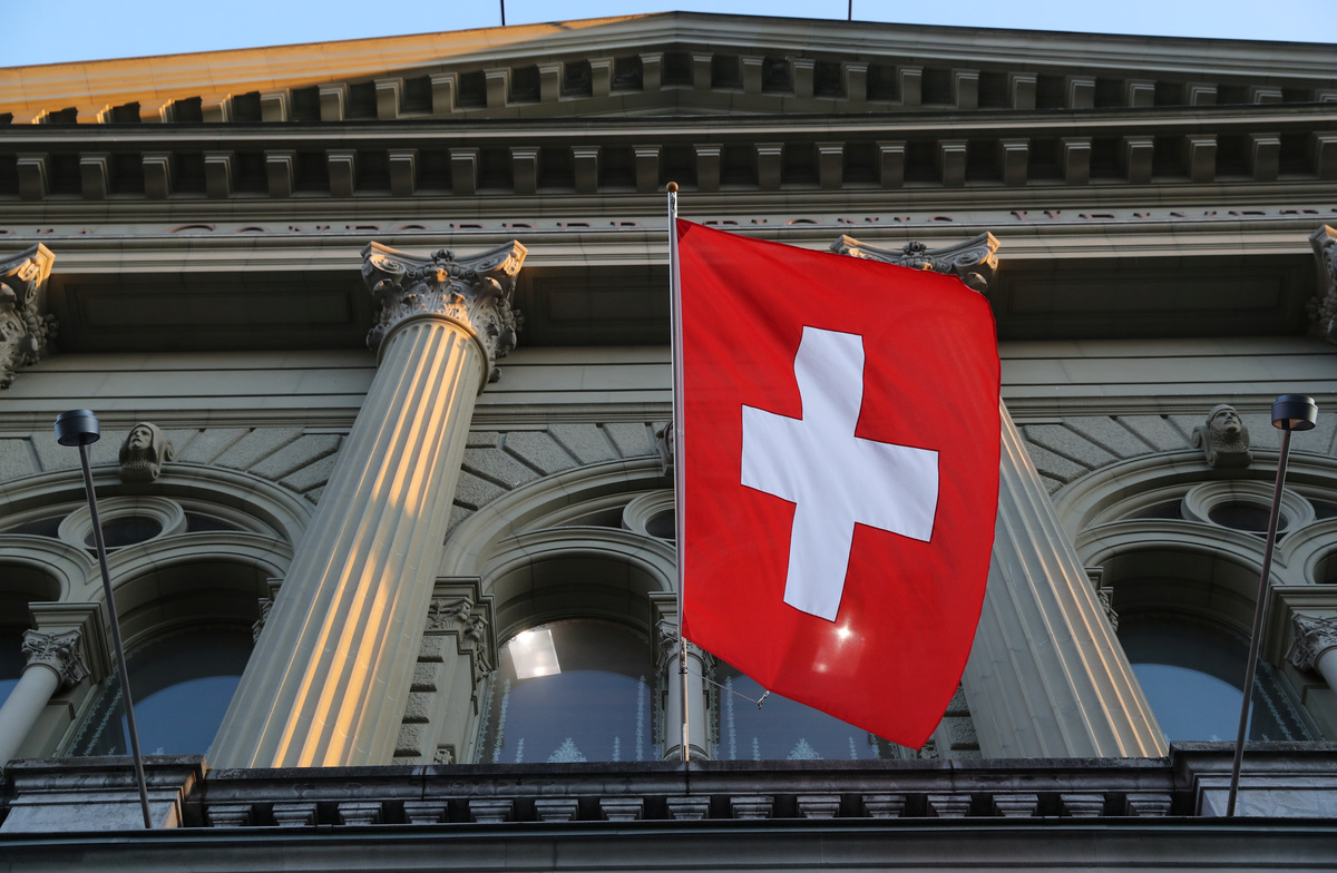 Imagen referencial de la bandera nacional de Suiza en el Palacio Federal. (Reuters)