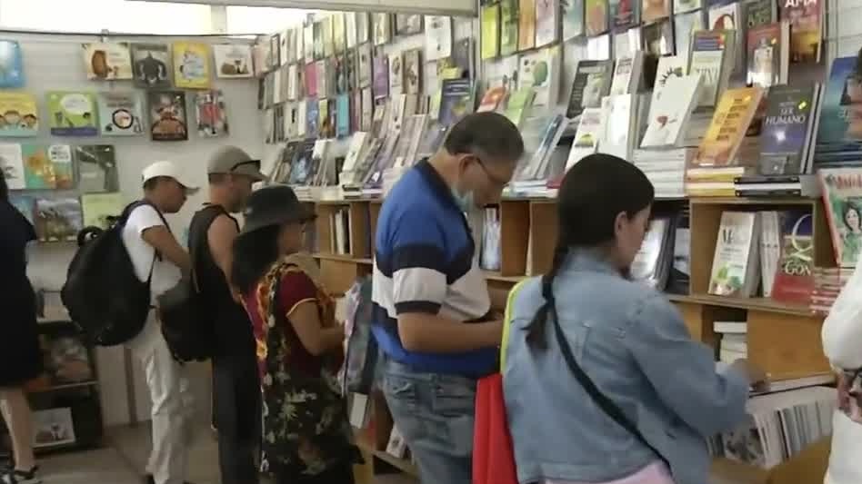 Inicia el gran remate de libros y películas en el Monumento a la Revolución