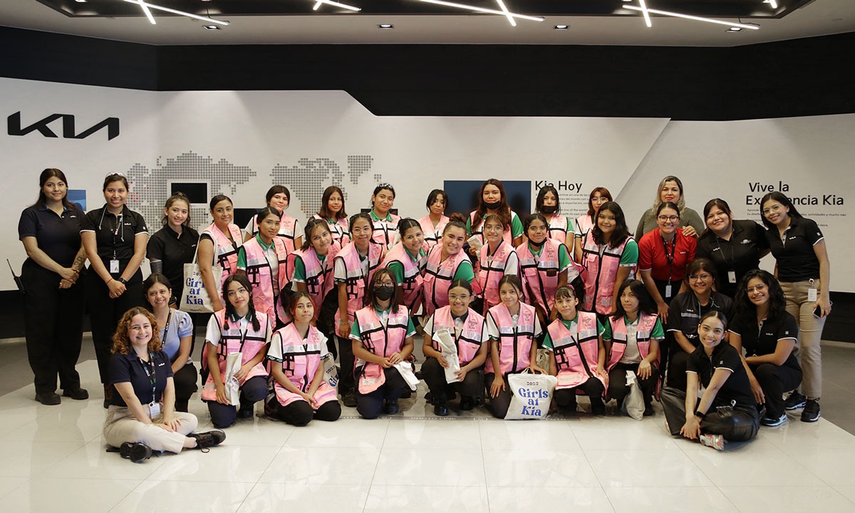 Kia México recibe a 20 mujeres del Conalep en sus instalaciones. Foto: Especial