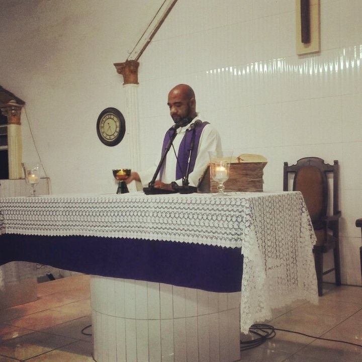 El sacerdote Donaciano Alarcón oficia una misa. (@radiomariapa)