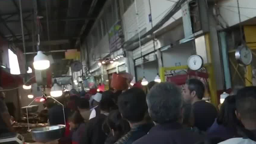Alta afluencia en el mercado de La Viga para la compra de mariscos