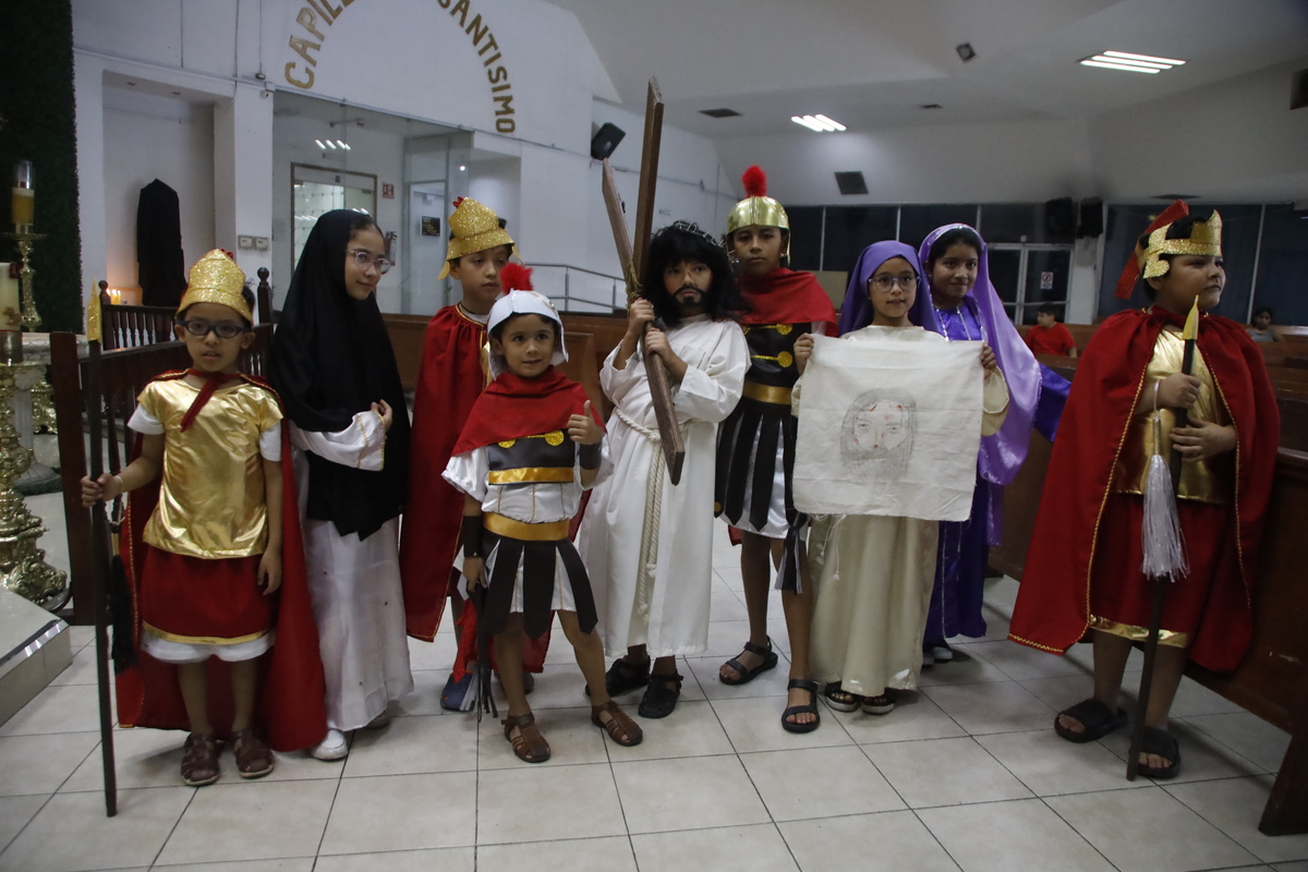 Un grupo de niños de la parroquia Santa María Goretti, en la colonia Bella Vista, en Monterrey, realizó la presentación del Vía Crucis en el templo.