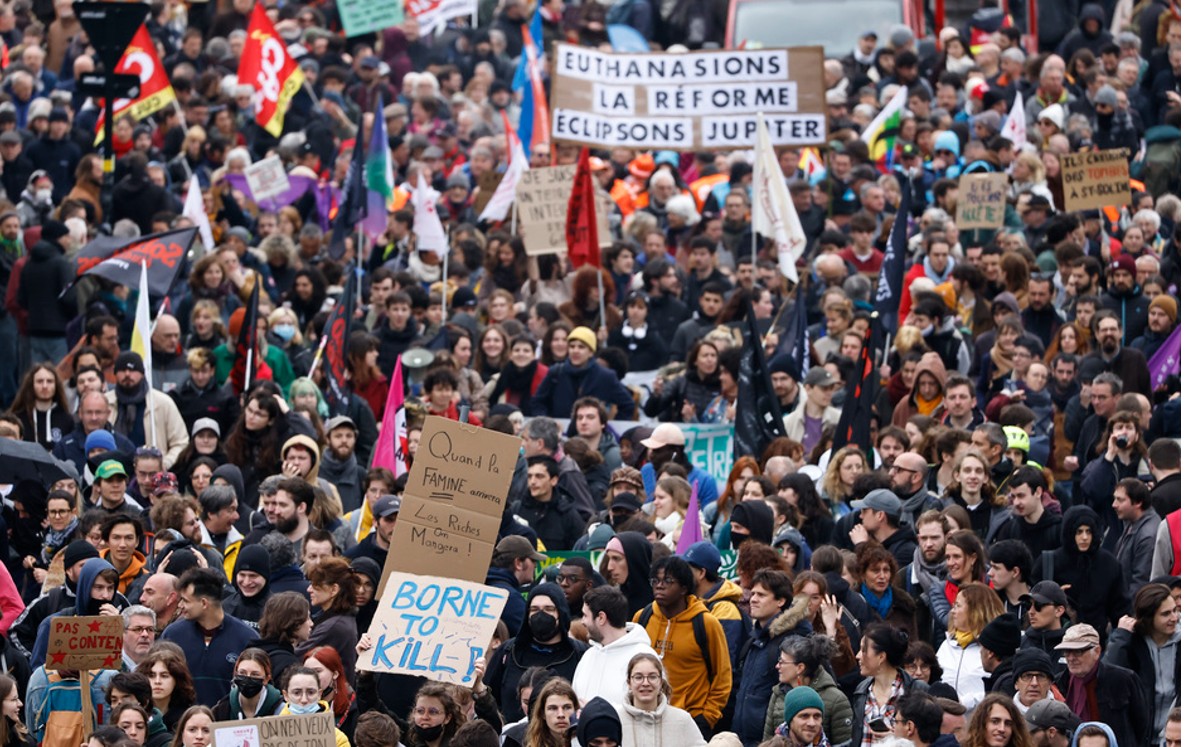 Manifestantes contrarios a la reforma de las pensiones impulsada por el gobierno del presidente Emmanuel Macron | AP
