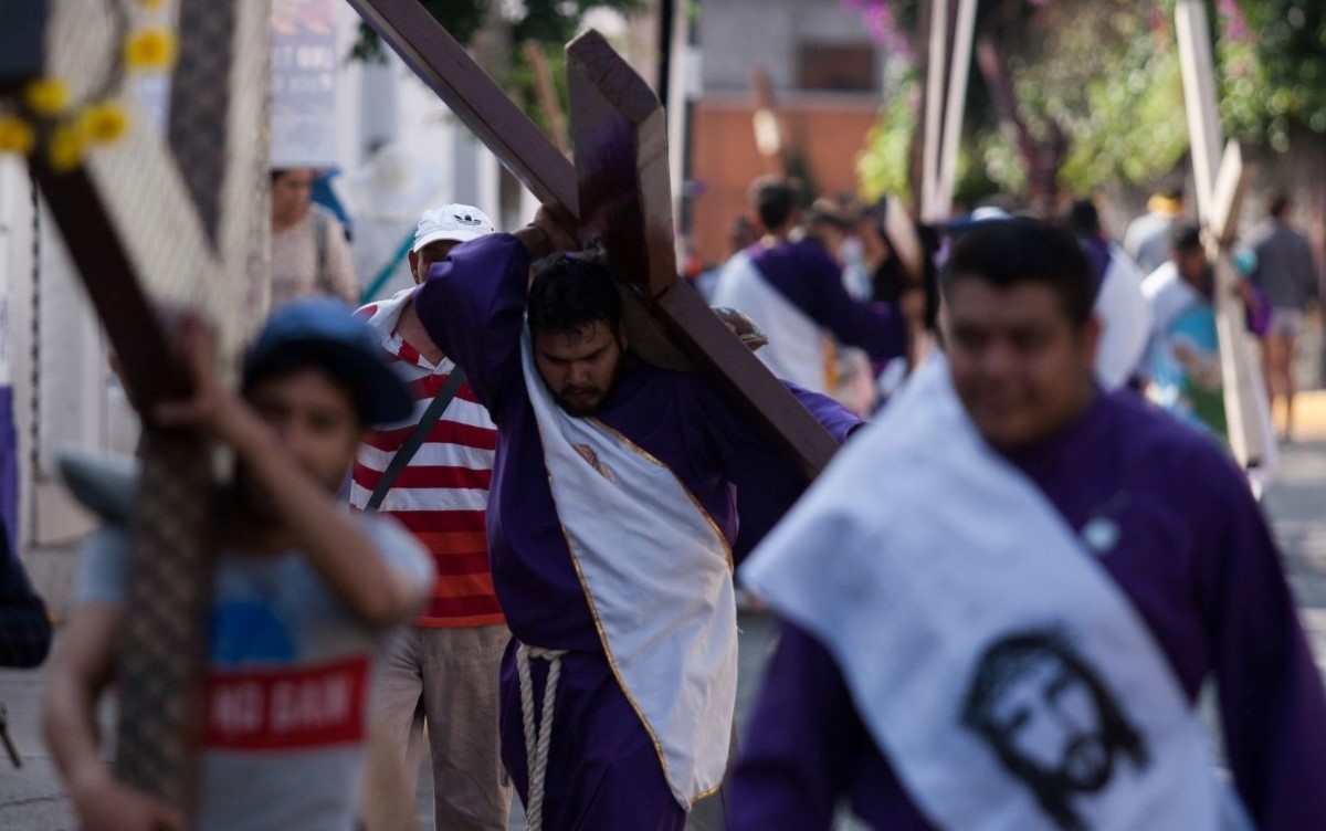 Los nazarenos gastan hasta 2 mil pesos para participar en el Viacrucis. | Cuartoscuro