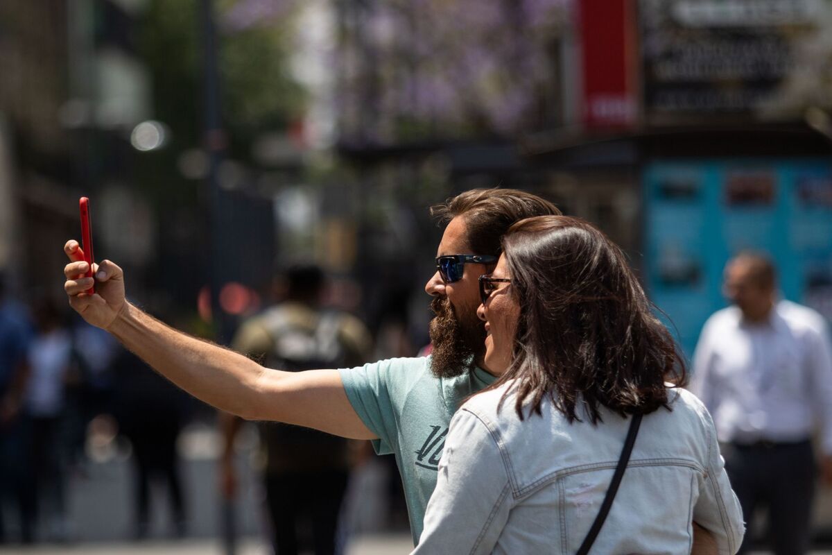 Pareja disfruta de un día caluroso en avenida Juárez, en el marco del descanso de Semana Santa. | Cuartoscuro