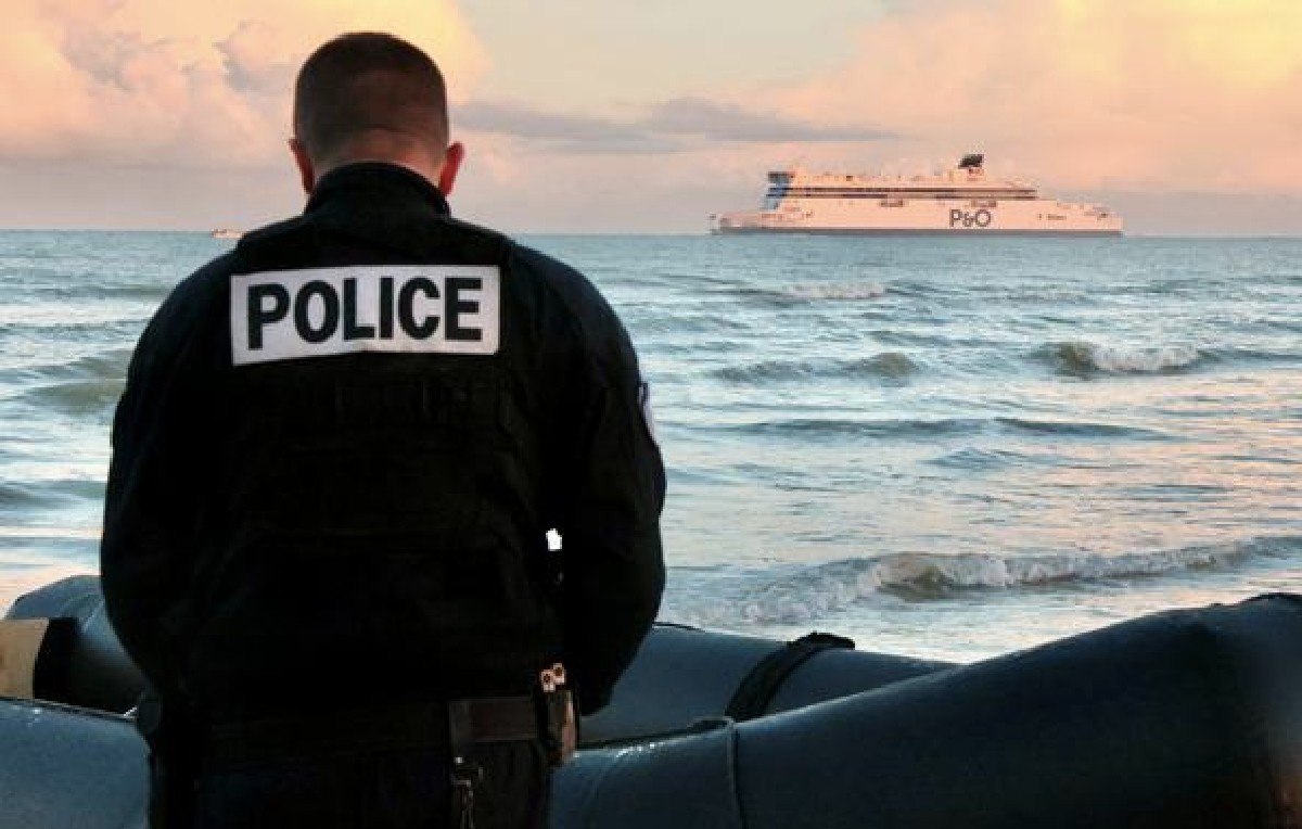 Un policía francés en la costa del Canal de la Mancha (Reuters)