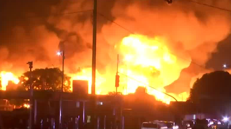 No se reportan personas heridas en el incendio de la Central de Abastos