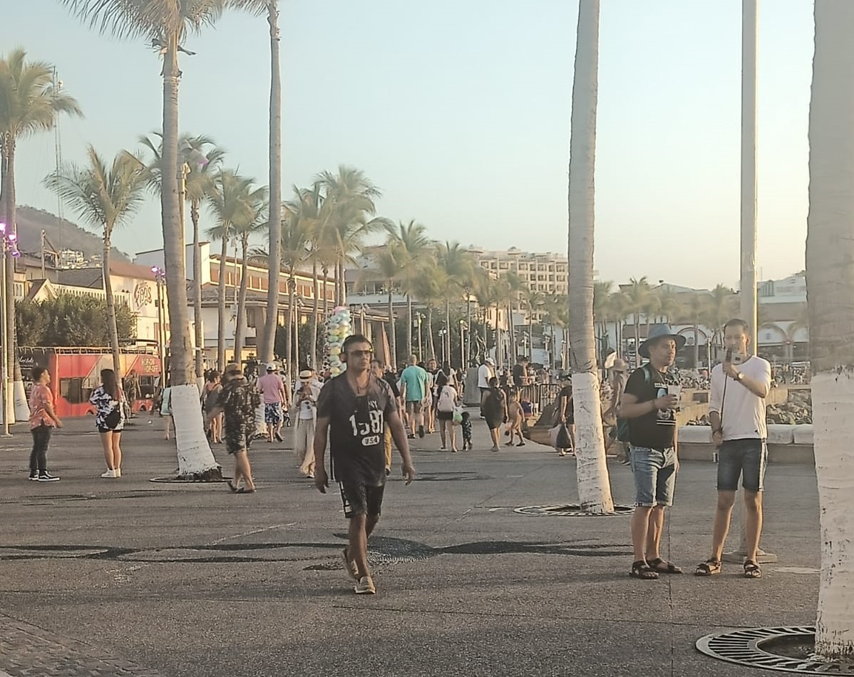 Los turistas y vacacionistas están llegando a Puerto Vallarta. (Josefina Ruíz)