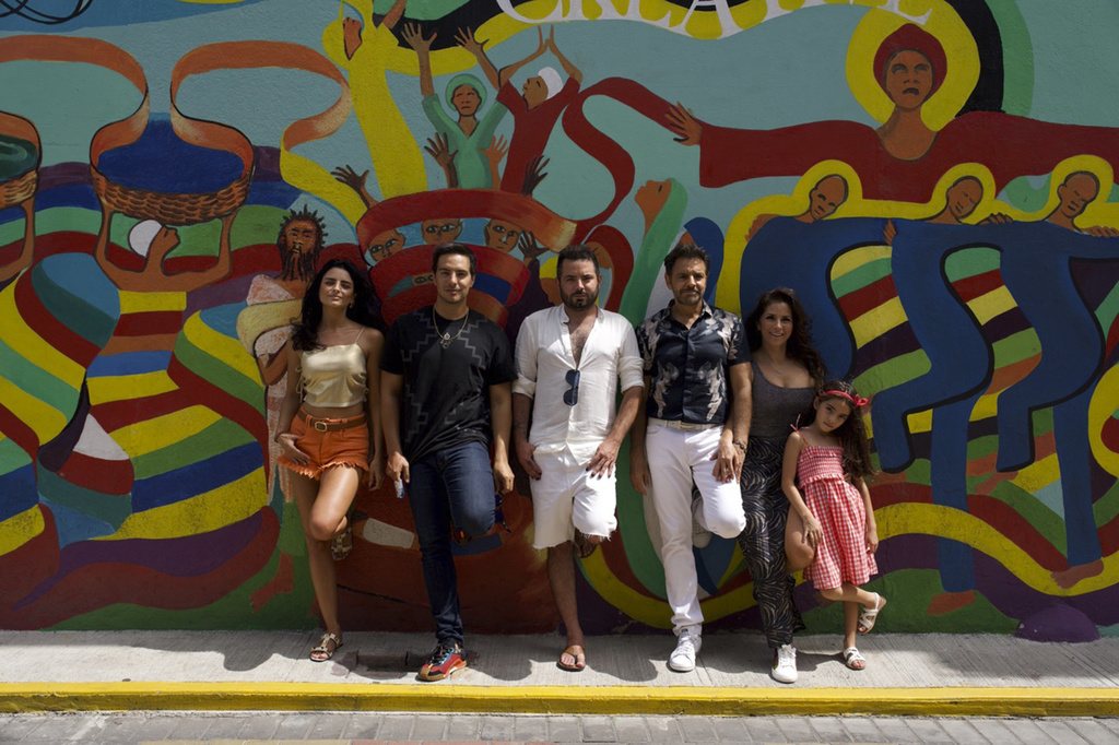 Aislinn Derbez, de izquierda a derecha, Vadhir Derbez, José Eduardo Derbez, Eugenio Derbez, Alessandra Rosaldo y Aitana Derbez (Prime Video vía AP)