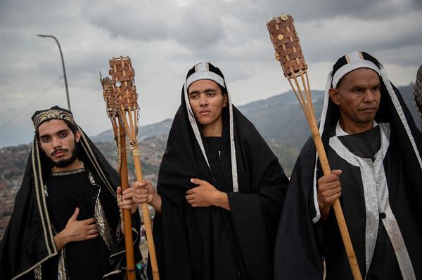 Feligreses participan en el viacrucis hoy, en Petare, Caracas, Venezuela. (EFE)