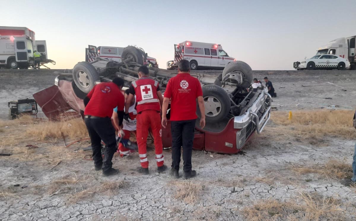 Mueren dos personas tras volcar camioneta en carretera Torreón-Saltillo; hay 8 lesionados. | Especial