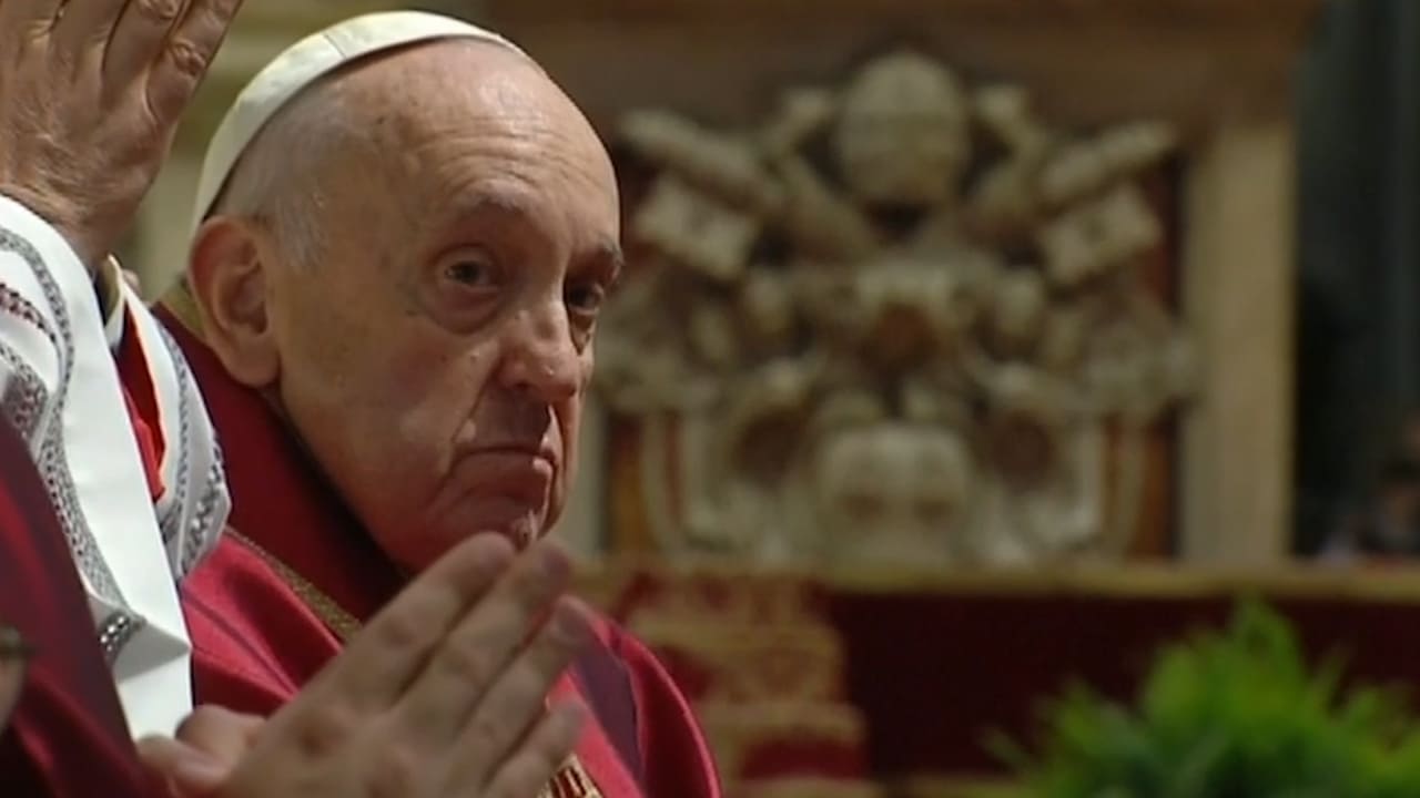 Papa Francisco asiste a la celebración de la pasión de cristo en la Basílica de San Pedro