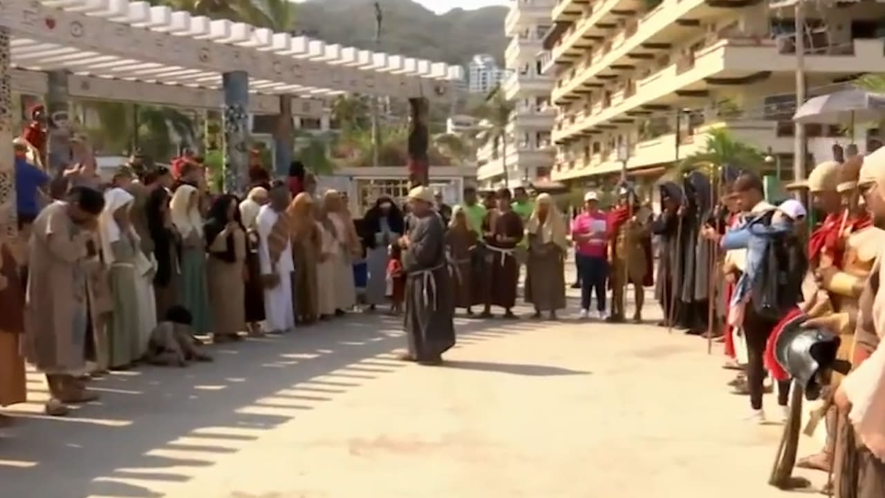 Turistas y habitantes de Puerto Vallarta asisten a la celebración del viacrucis