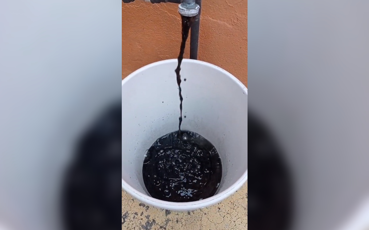 Los vecinos de la alcaldía denunciaron la caída de aguas negras en sus hogares. | @Edward0604