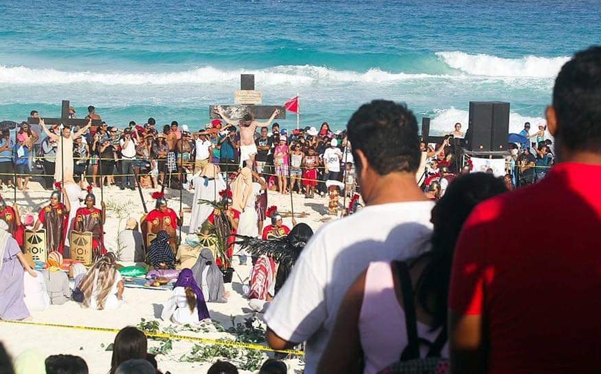 Acudieron más de 2 mil turistas al Viacrucis en Cancún. | Especial