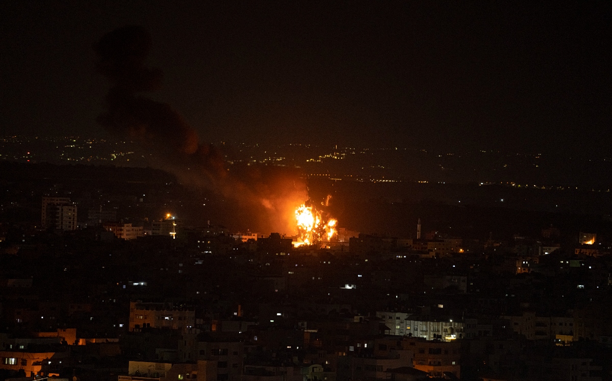 Una columna de fuego se eleva durante un ataque aéreo nocturno israelí en la Franja de Gaza. | AP