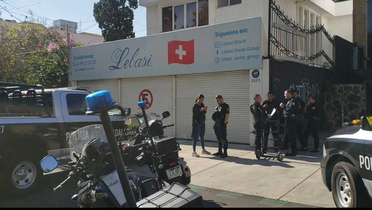 Detienen a ladrón que amaga a familia en Arcos Vallarta