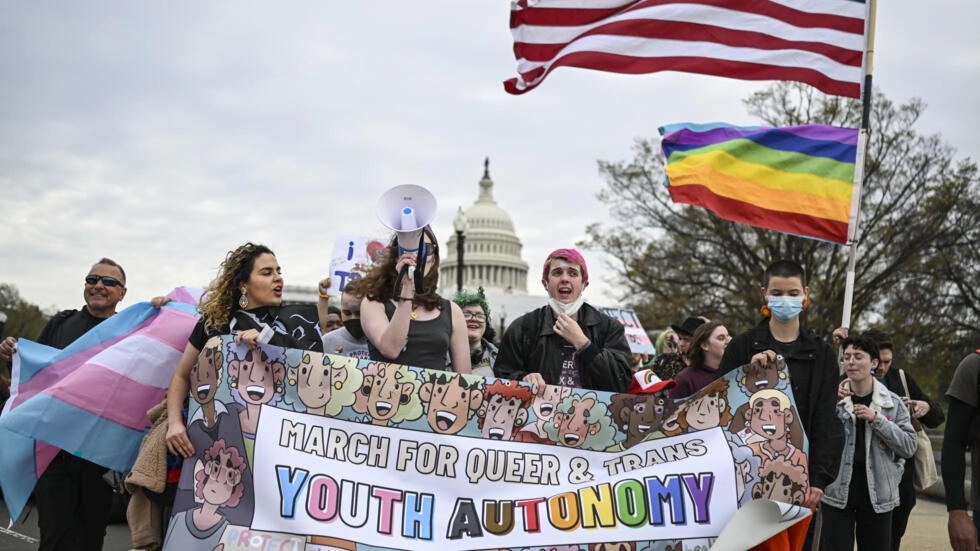 Manifestación en favor de los derechos de las personas transgénero el 31 de marzo de 2023. (AFP)