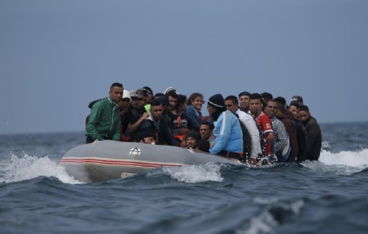 Migrantes sobre balsa en la playa Del Canuelo en Marruecos (Reuters)