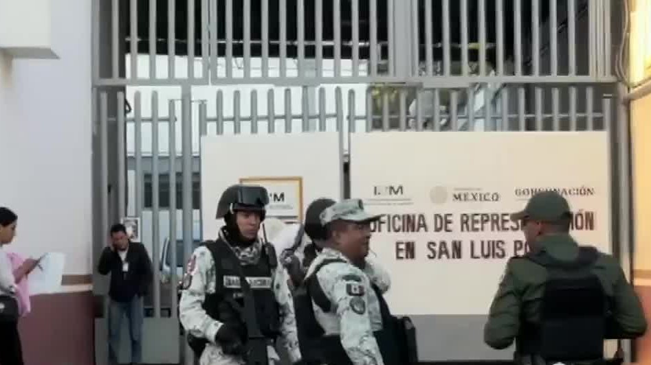 Migrantes rescatados de Matehuala llegan a la estación de INM de San Luis Potosí