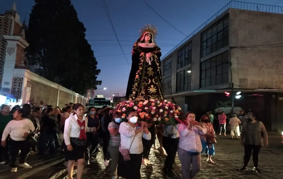 Poblanos y turistas participan este Viernes Santo en Procesión del Silencio