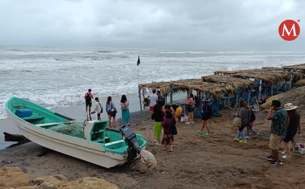 Turistas disfrutan de playa Hermosa en Pueblo Viejo en Sábado Santo