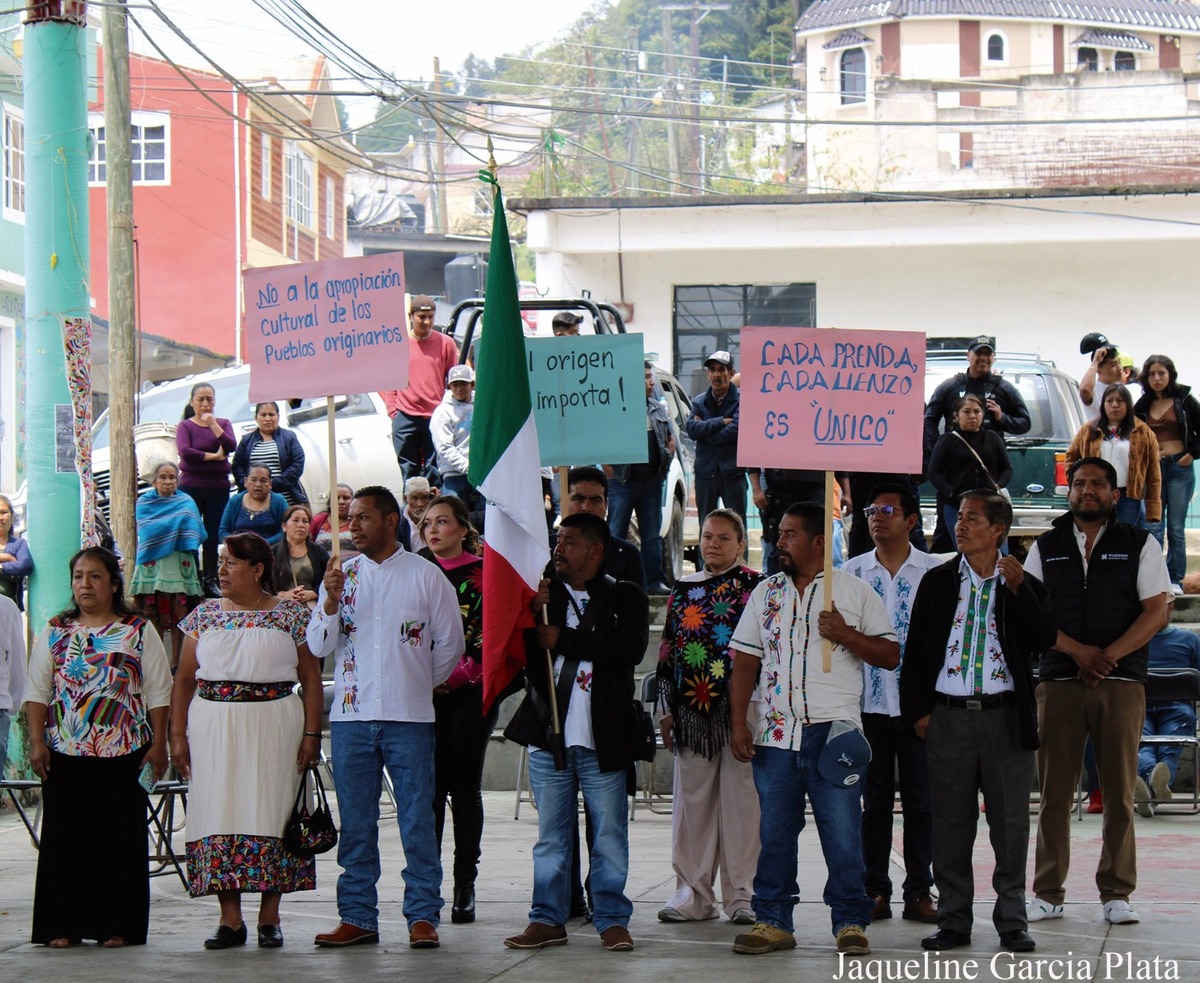 Artesanos y autoridades del municipio de Tenango de Doria. (Jaqueline García Plata)