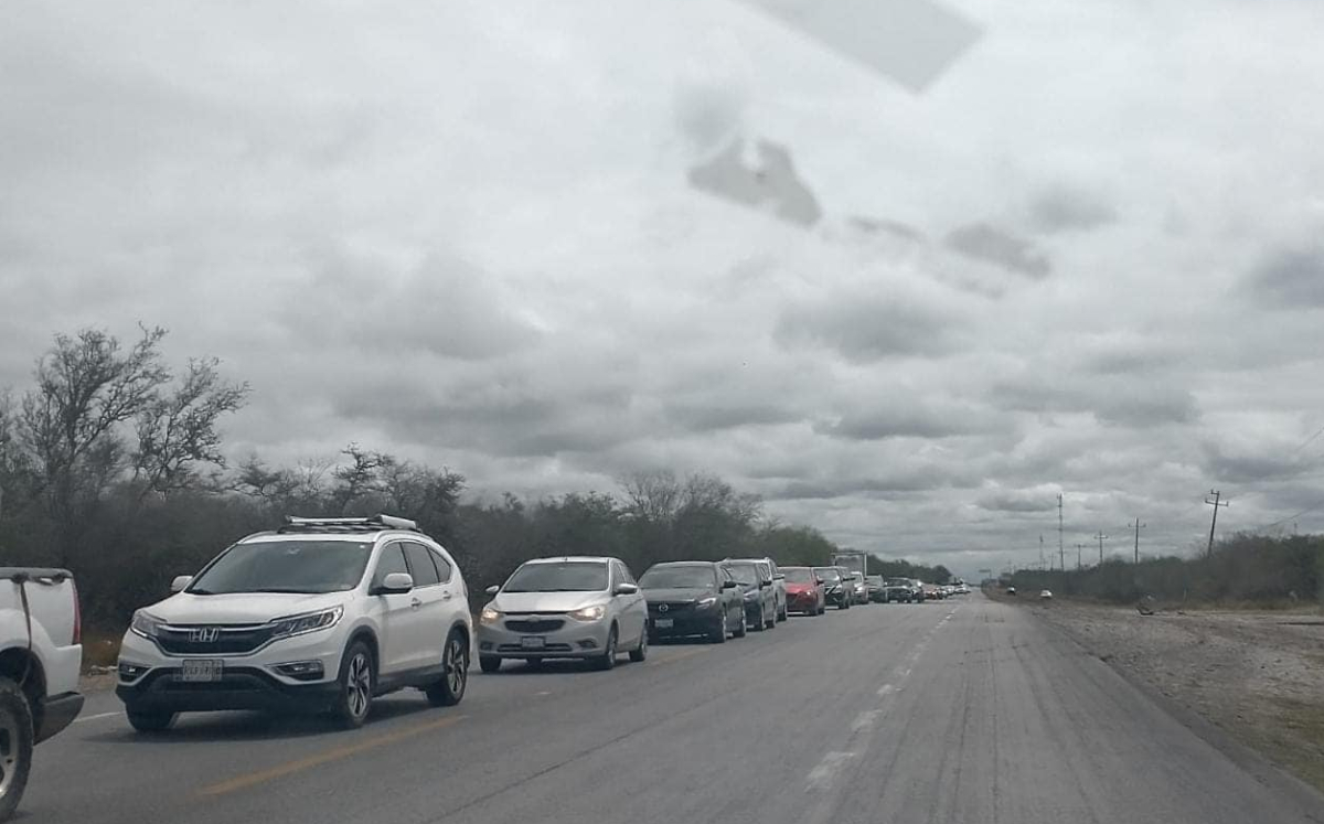 Carreteras de Tamaulipas con largas filas de vehículos