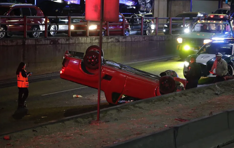 En CdMx, vuelca camioneta con cebollas en Periférico