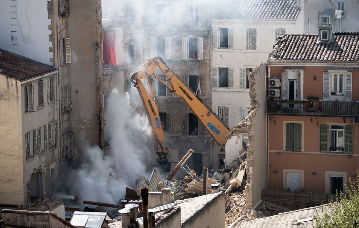 Excavadora en el lugar del derrumbe de Marsella (AFP)
