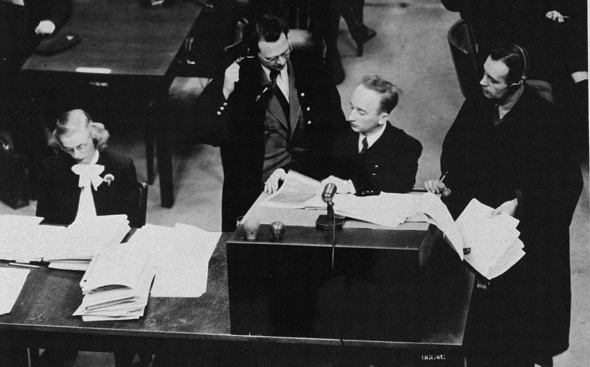 El fiscal jefe Benjamin Ferencz presenta documentos como prueba en el juicio de Einsatzgruppen. (Museo Conmemorativo del Holocausto de EU)