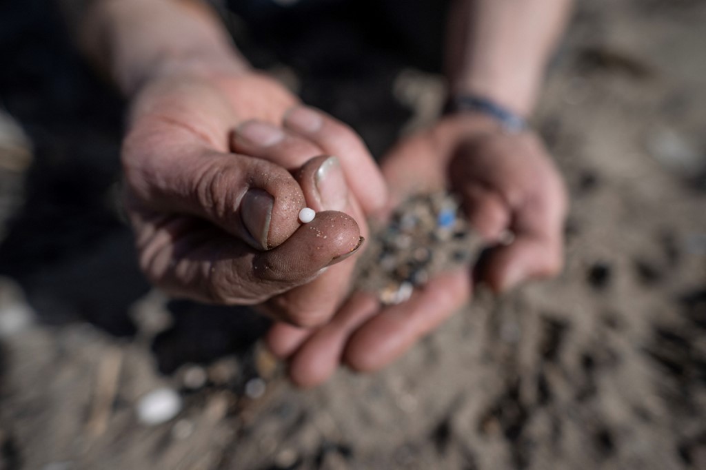 Microplásticos en la playa de Tregantle. (AFP)