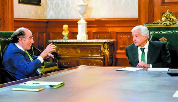 El presidente López Obrador en reunión con el director de la española, Ignacio Galán. Especial