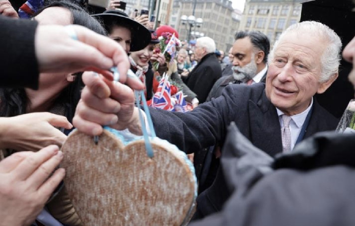 Rey Carlos III entre una multitud de Londres (AFP)