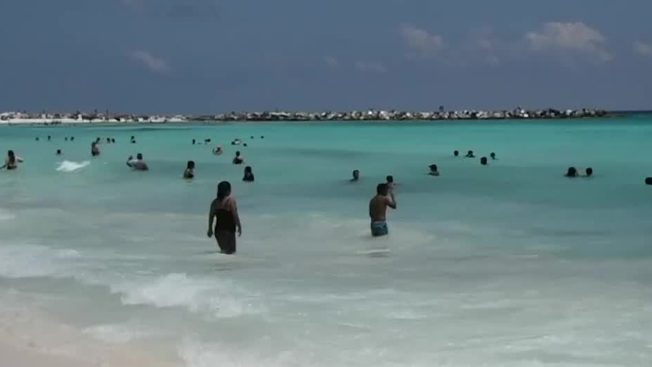 A pesar del sargazo, turistas disfrutan de su visita en las playas de Cancún